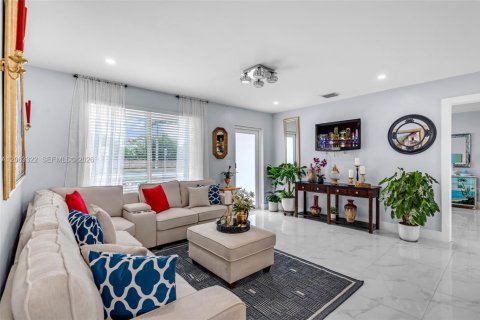 Villa ou maison à louer à Miami, Floride: 4 chambres, 102.19 m2 № 2266126 - photo 5