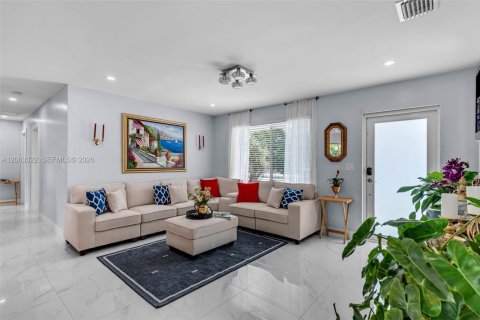 Villa ou maison à louer à Miami, Floride: 4 chambres, 102.19 m2 № 2266126 - photo 4