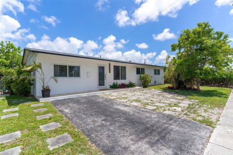 Villa ou maison à louer à Miami, Floride: 4 chambres, 102.19 m2 № 2266126 - photo 2