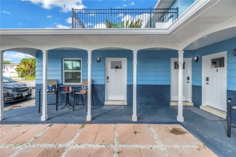 House in Saint Pete Beach, Florida 6 bedrooms, 268.02 sq.m. № 2219669 - photo 6