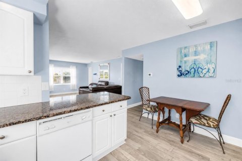 House in Saint Pete Beach, Florida 6 bedrooms, 268.02 sq.m. № 2219669 - photo 23