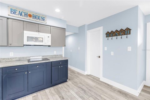 House in Saint Pete Beach, Florida 6 bedrooms, 268.02 sq.m. № 2219669 - photo 12