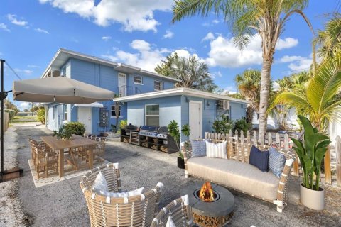 House in Saint Pete Beach, Florida 6 bedrooms, 268.02 sq.m. № 2219669 - photo 5