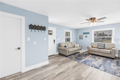 House in Saint Pete Beach, Florida 6 bedrooms, 268.02 sq.m. № 2219669 - photo 13