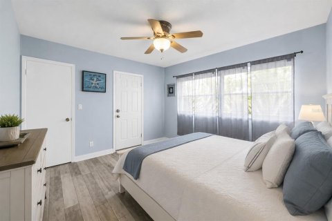 House in Saint Pete Beach, Florida 6 bedrooms, 268.02 sq.m. № 2219669 - photo 30