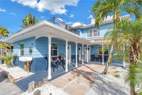 House in Saint Pete Beach, Florida 6 bedrooms, 268.02 sq.m. № 2219669 - photo 4