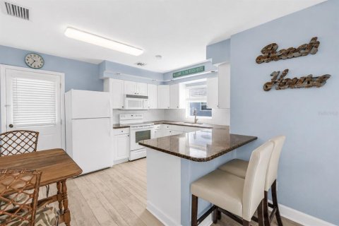 House in Saint Pete Beach, Florida 6 bedrooms, 268.02 sq.m. № 2219669 - photo 21