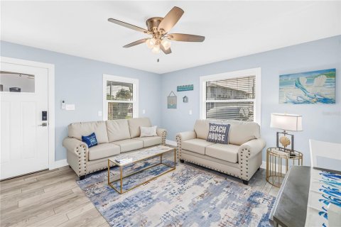 House in Saint Pete Beach, Florida 6 bedrooms, 268.02 sq.m. № 2219669 - photo 8