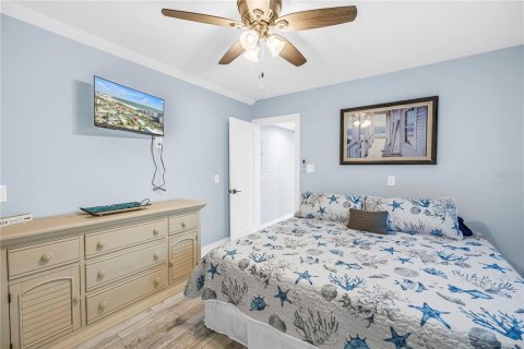 House in Saint Pete Beach, Florida 6 bedrooms, 268.02 sq.m. № 2219669 - photo 16