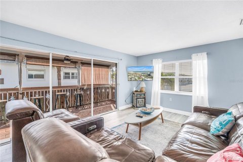 House in Saint Pete Beach, Florida 6 bedrooms, 268.02 sq.m. № 2219669 - photo 25