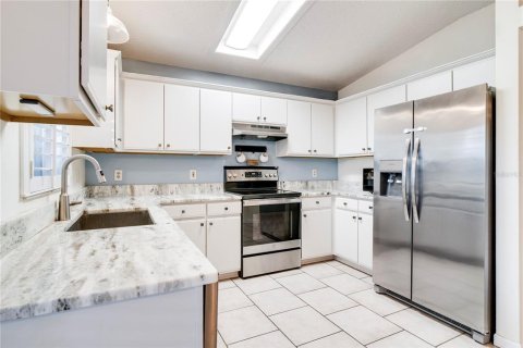 House in Apopka, Florida 3 bedrooms, 151.62 sq.m. № 2203511 - photo 12