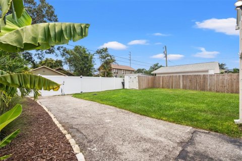 House in Saint Petersburg, Florida 4 bedrooms, 133.41 sq.m. № 1875805 - photo 28