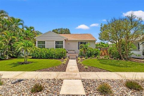House in Saint Petersburg, Florida 4 bedrooms, 133.41 sq.m. № 1875805 - photo 1