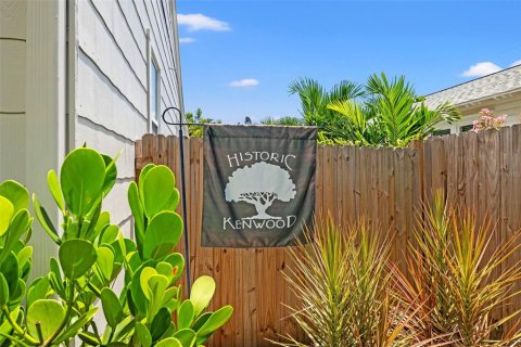 House in Saint Petersburg, Florida 4 bedrooms, 133.41 sq.m. № 1875805 - photo 3
