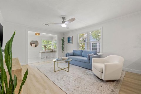 House in Saint Petersburg, Florida 4 bedrooms, 133.41 sq.m. № 1875805 - photo 9