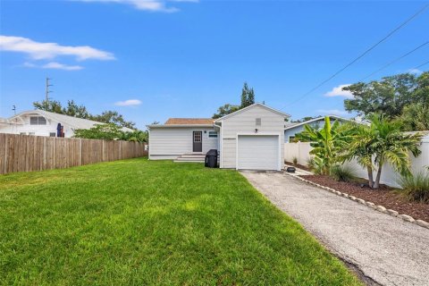 House in Saint Petersburg, Florida 4 bedrooms, 133.41 sq.m. № 1875805 - photo 29