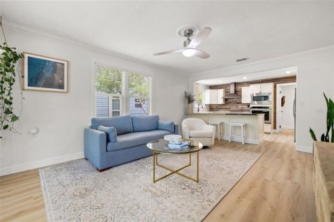 House in Saint Petersburg, Florida 4 bedrooms, 133.41 sq.m. № 1875805 - photo 6