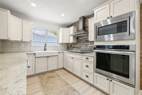 House in Saint Petersburg, Florida 4 bedrooms, 133.41 sq.m. № 1875805 - photo 15