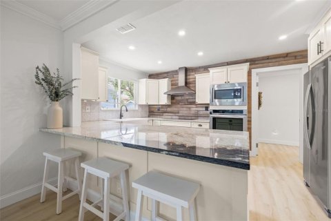 House in Saint Petersburg, Florida 4 bedrooms, 133.41 sq.m. № 1875805 - photo 11