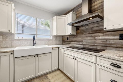 House in Saint Petersburg, Florida 4 bedrooms, 133.41 sq.m. № 1875805 - photo 13