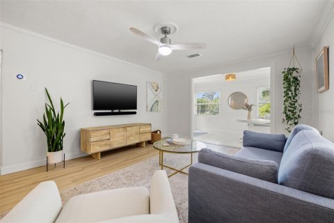 House in Saint Petersburg, Florida 4 bedrooms, 133.41 sq.m. № 1875805 - photo 10
