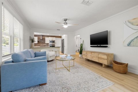 House in Saint Petersburg, Florida 4 bedrooms, 133.41 sq.m. № 1875805 - photo 8