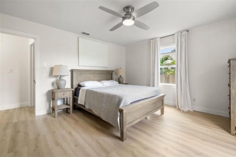 House in Saint Petersburg, Florida 4 bedrooms, 133.41 sq.m. № 1875805 - photo 17