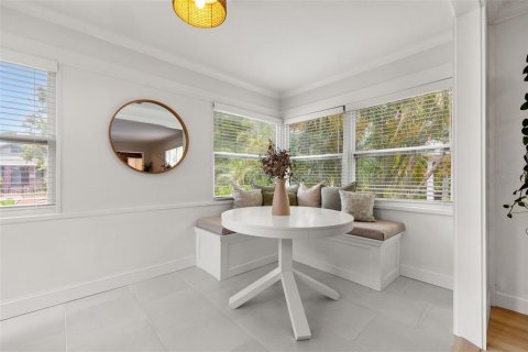 House in Saint Petersburg, Florida 4 bedrooms, 133.41 sq.m. № 1875805 - photo 4