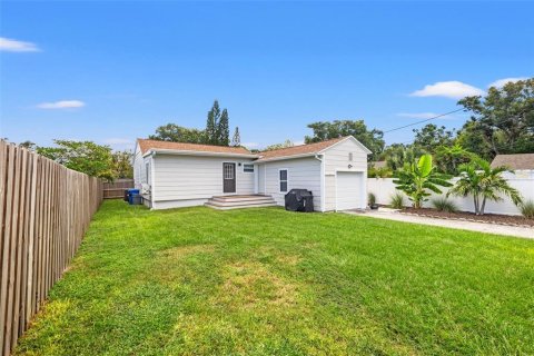 House in Saint Petersburg, Florida 4 bedrooms, 133.41 sq.m. № 1875805 - photo 27