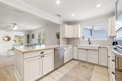House in Saint Petersburg, Florida 4 bedrooms, 133.41 sq.m. № 1875805 - photo 14