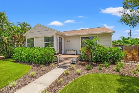 House in Saint Petersburg, Florida 4 bedrooms, 133.41 sq.m. № 1875805 - photo 2