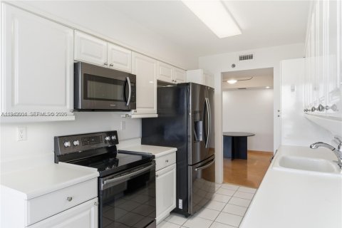 Condo in Aventura, Florida, 2 bedrooms  № 1999111 - photo 9