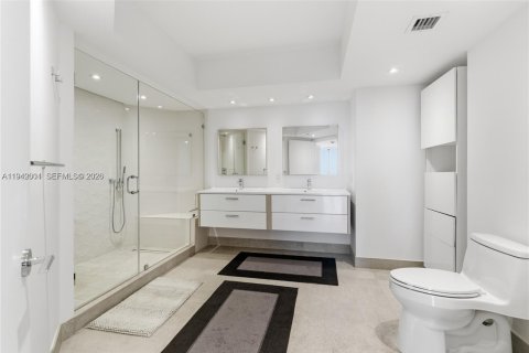 Condo in Aventura, Florida, 2 bedrooms  № 1999111 - photo 14