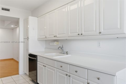 Condo in Aventura, Florida, 2 bedrooms  № 1999111 - photo 10