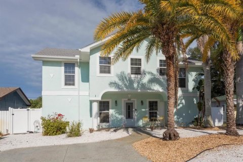 Casa en alquiler en Gulfport, Florida, 5 dormitorios, 298.59 m2 № 1916753 - foto 1