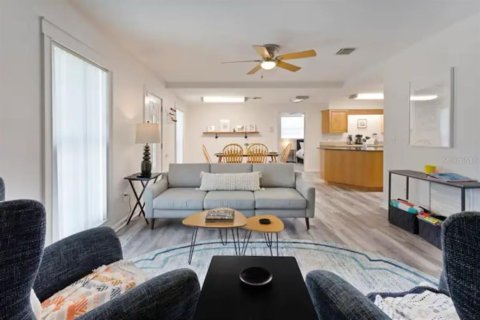 Casa en alquiler en Gulfport, Florida, 5 dormitorios, 298.59 m2 № 1916753 - foto 2