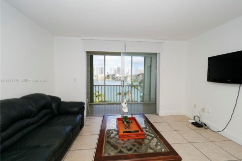 Condominio en venta en Aventura, Florida, 1 dormitorio, 71.35 m2 № 1991512 - foto 9