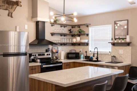 Снять в аренду виллу или дом в Майами, Флорида 3 спальни, 101.45м2, № 1991458 - фото 1