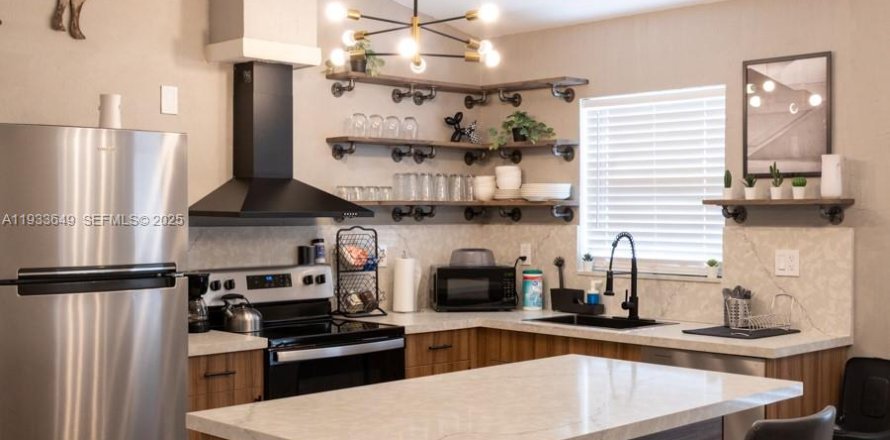 Дом в Майами, Флорида 3 спальни, 101.45м2 № 1991458