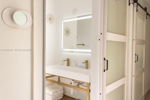 Снять в аренду виллу или дом в Майами, Флорида 3 спальни, 101.45м2, № 1991458 - фото 14