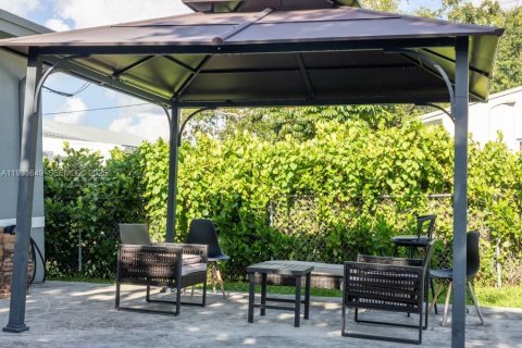 Снять в аренду виллу или дом в Майами, Флорида 3 спальни, 101.45м2, № 1991458 - фото 2