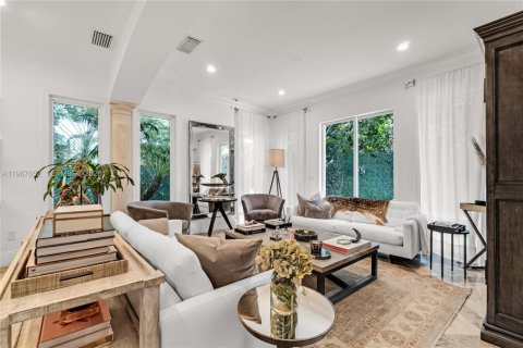 Villa ou maison à vendre à Miami, Floride: 4 chambres, 290.51 m2 № 2081432 - photo 15