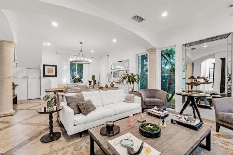 Villa ou maison à vendre à Miami, Floride: 4 chambres, 290.51 m2 № 2081432 - photo 17