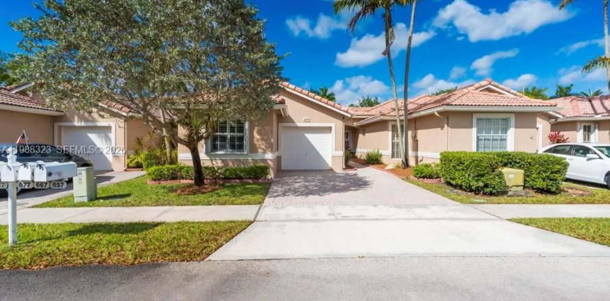 Villa ou maison à Pembroke Pines, Floride 3 chambres, 118.73 m2 № 2066216