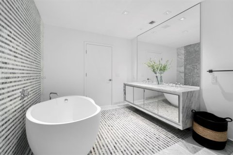 Condominio en alquiler en Miami, Florida, 4 dormitorios, 306.39 m2 № 1997257 - foto 27