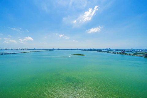 Condominio en alquiler en Miami, Florida, 4 dormitorios, 306.39 m2 № 1997257 - foto 2