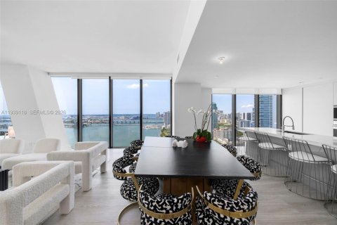 Condominio en alquiler en Miami, Florida, 4 dormitorios, 306.39 m2 № 1997257 - foto 16