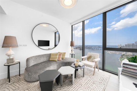 Condominio en alquiler en Miami, Florida, 4 dormitorios, 306.39 m2 № 1997257 - foto 5