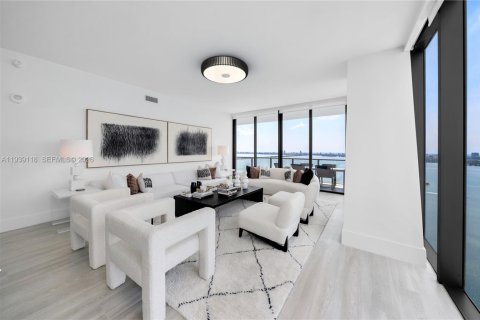 Condominio en alquiler en Miami, Florida, 4 dormitorios, 306.39 m2 № 1997257 - foto 12