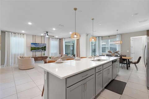 Casa en venta en Kissimmee, Florida, 6 dormitorios, 277.5 m2 № 1807967 - foto 9